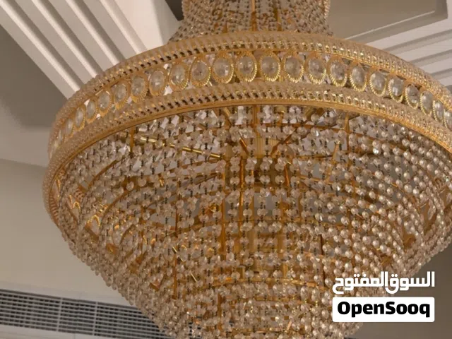 ثريا مع كريستال اللون ذهبي بحاله ممتازه للجيده جدا سبب البيع التغيييير