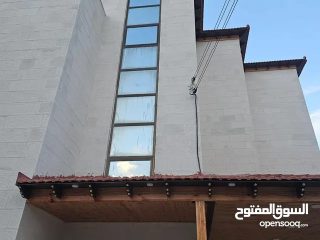 فيلا مستقله للبيع في الجبيهة حي المنصور مطله ع شارع الأردن بسعر مناسب