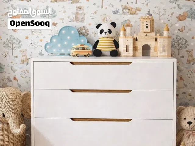 خزانة أطفال بثلاثة أدراج مع مساحة علوية مفتوحة