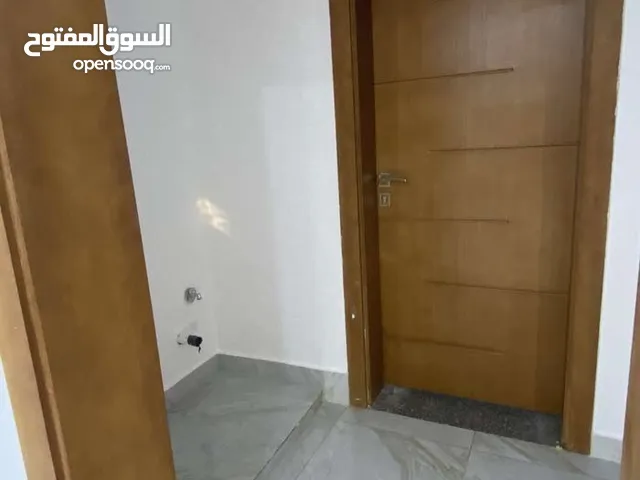 شقة تجاريه ارضيه مستقله بقراجها تصلح لشركات ولعيادات ف منطقه ابوسته