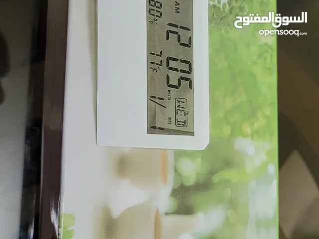 مقياس حرارة و رطوبة مع ساعة