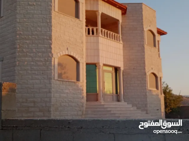 فيلا مميزة حجر اربع جهات في الباذان للبيع