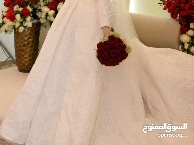 فستان عرس و طرحة للبيع
