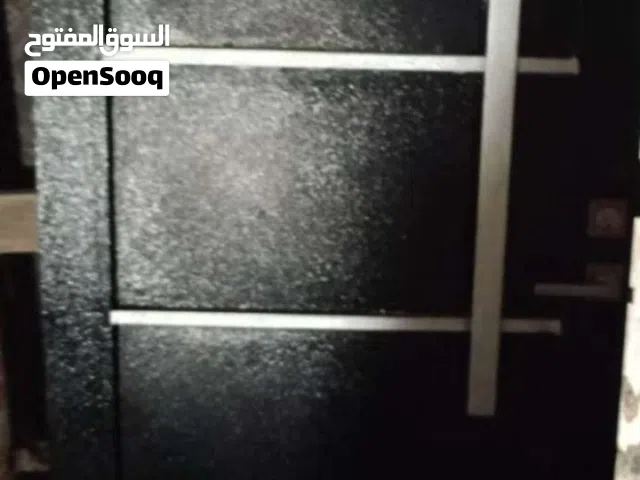 تم تخفيض السعر ابواب المنيوم باب صالة كبير وباب مجلس استعمال قليل جدا صبغ ناري