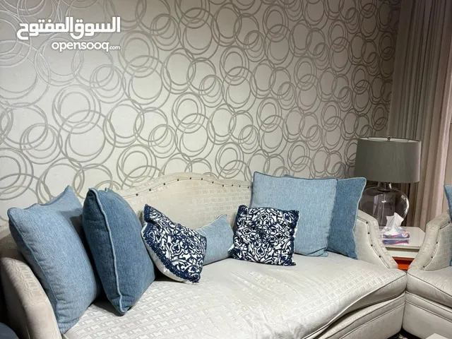 “كنب مستعمل أبيض أنيق مع كرسي منفصل مريح وطاولات للبيع – حالة ممتازة”