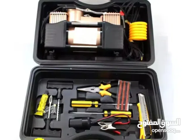 مجموعة منفاخ هواء للسيارة مع أدوات إصلاح الإطارات في حقيبة حمل.