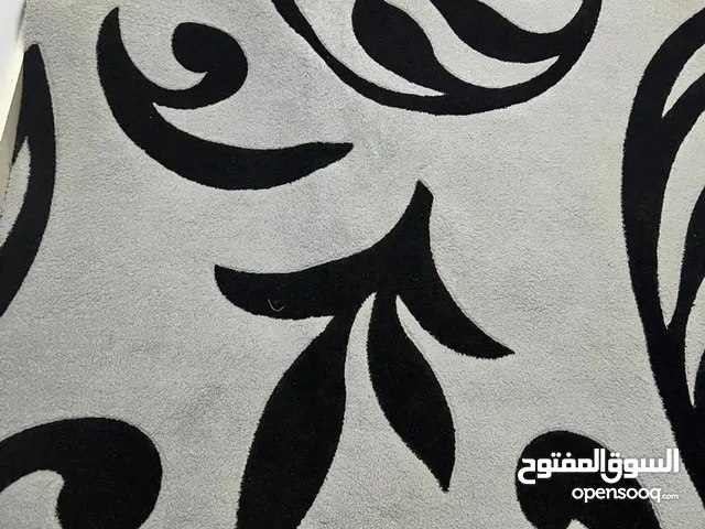 قطعة سجاد كبيرة مع فرشات ...