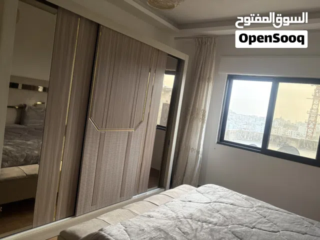 غرفة نوم تقيلة جداً لامنيت و تفصيل خشب كتير تقيل مع انارة