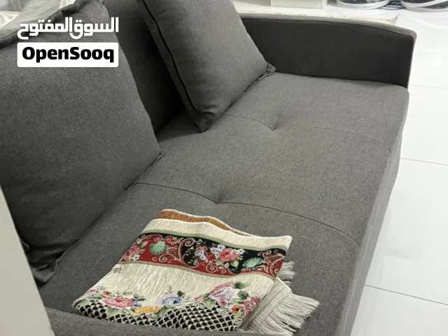 كرسي رمادي لغرف المعيشة و النوم قابل للطي يتسع لثلاث اشخاص