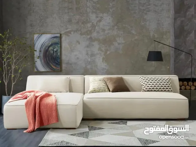 ركنة مخمل لون أوف وايت–بحالة ممتازة بدون أي عيوب، وسبب البيع هو الانتقال لشقة جديدة بمساحة أصغر