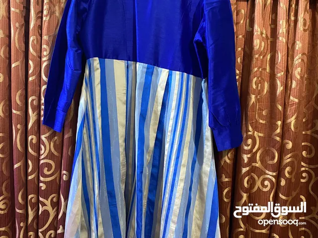 فستان ازرق بذهبي
