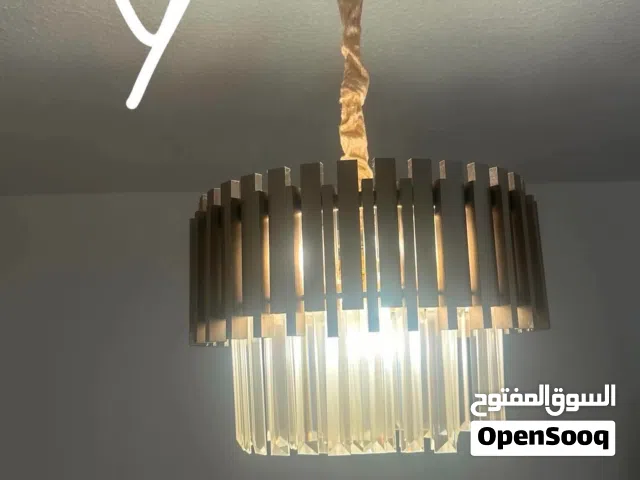 ثريات للبيع كل وحده مكتوب عليها السعر وكم وحده