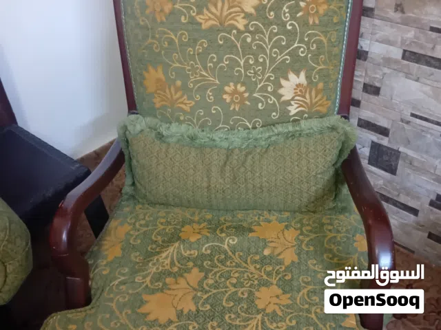 طقم كنب خشب زان  + فرشه تخت زنبرك 180×200 استعمال شهر ونص بحال الجديد وكاله