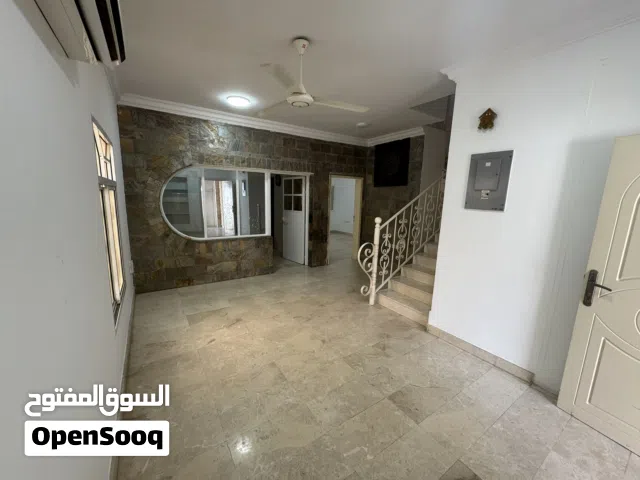 فيلا راقية في الخوض خلف مدرسة الرواد العالمية قريب جامع الإحسان  ويأس للتسوق