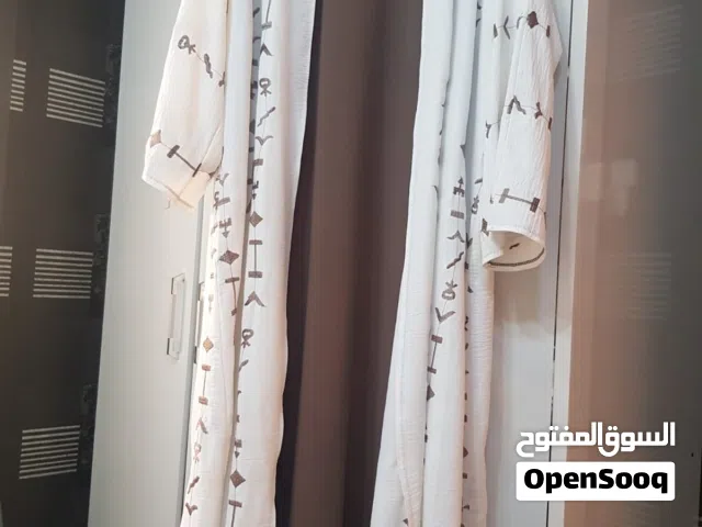 عباية مستعملة قياس 54,,وقياس 56لون بيج ولون رمادي.