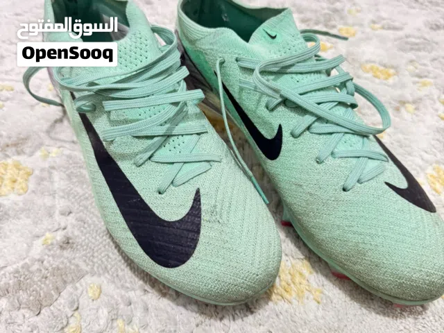 حذاء كرة قدم اصلي  نايك اير زوم  السعر خاص  مستخدم مدة كلش قليلة  ما بي اي ضرر