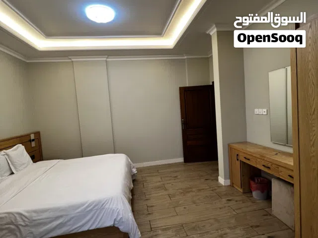 شقة للإيجار مفروشة بافخم الاثاث ف قلب حده ع الزفلت وسط كل الخدمات العامه دافيه ومهويه من كل الجهات