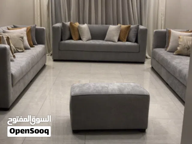 كنب جديد مودرن لون رمادي فاتح  له اسبوع والفاتوره موجوده  عليه ضمان خمس سنوات