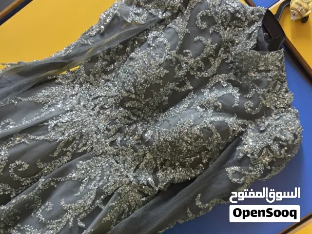 فستان لا بيع مستعمل لبسة ساعتين فقط