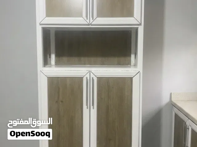للبيع خزانة مطبخ ألمنيوم مع مساحة للمايكرويف.