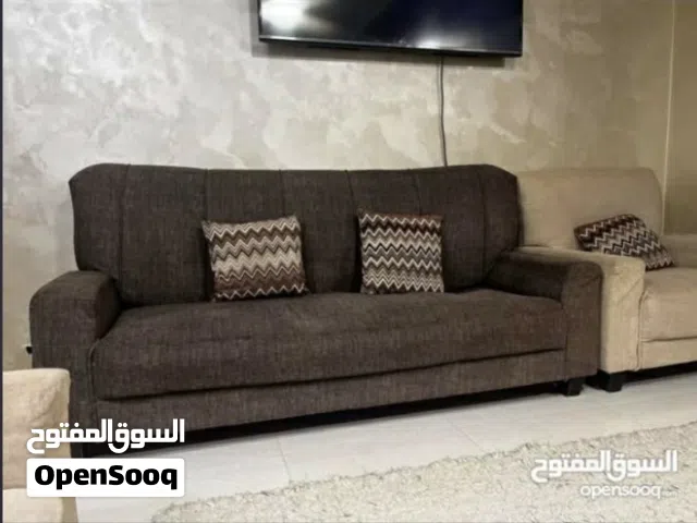 طقم كنب فاخر وارد الإمارات  تم عمل تنجيد جديد قبل فترة، نظيف ومرتب جدًا