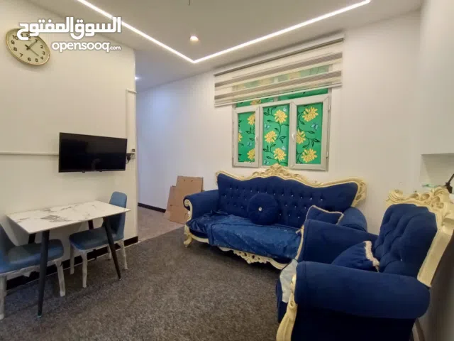 شقة حديثة ديلوكس مؤثثة بالكامل للإيجار في بريهة ضمن بناية حديثة للعوائل والمتزوجين حديثاً والوفود