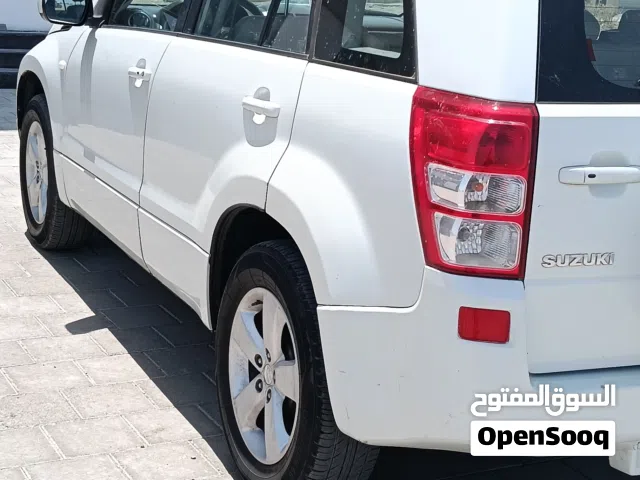 2011 سوزوكي فيتارا Standard