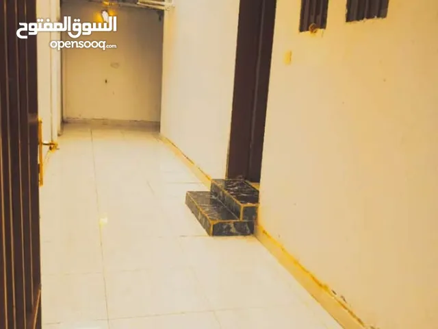شقه فاخر للايجار في الرياض حي النسيم الشرقي تتكون من   ثلاث غرف  مطبخ   صاله   حمامين   دورتين مياه