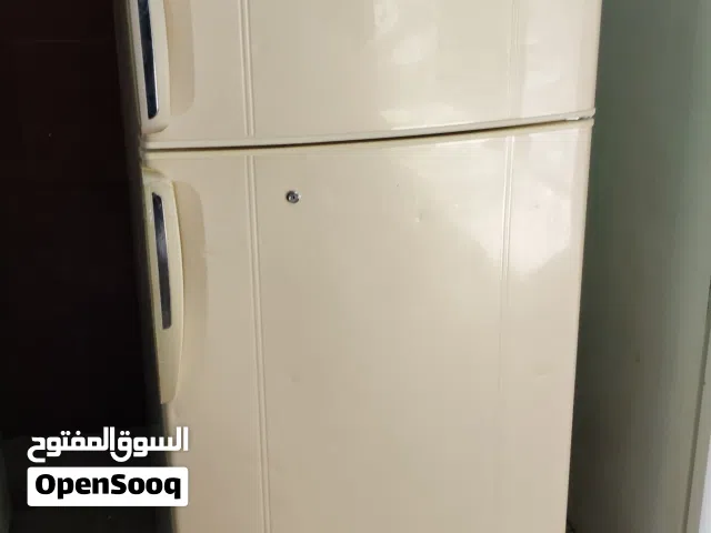 نبيع ثلاجه حجم متوسط بحاله ممتازه ثلاجه سانيو 20 قدم