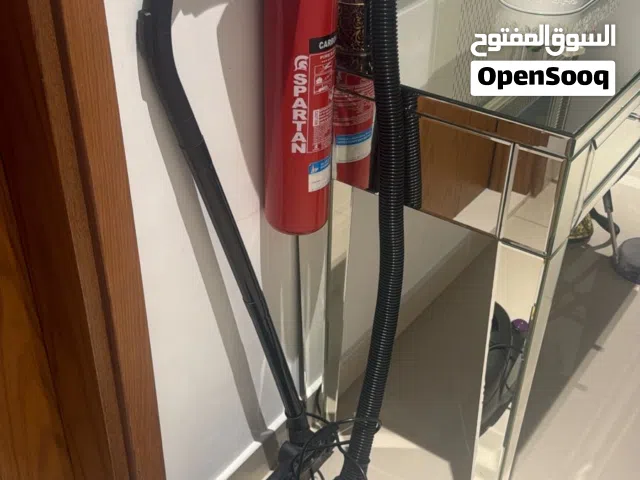 غرفة مفروش لل يجار+سرير في غرفة مع واحد مشترك