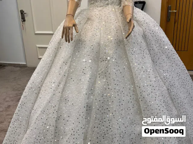 بدلة زفاف بيضاء