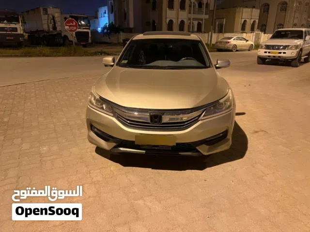 سيارة هيونداي 2016 صالون / سيدان ذات لون ذهبي، مرخصة وتأتي بمواصفات أمريكية