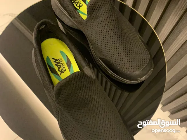 حذاء رياضي من دبي
