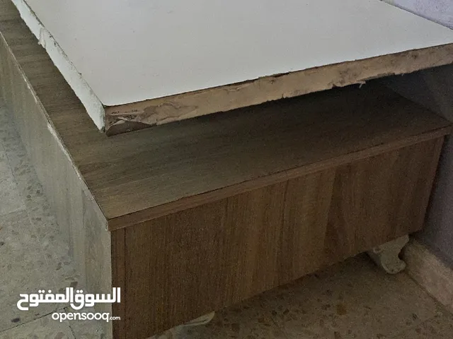 طاولة للبيع – 15 دينار طاولة مستعملة بحالة مقبولة. مناسبة للاستخدام .