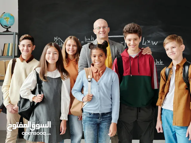 الأستاذ حمادة محمود: مُعلّم مُتمكن في الرياضيات والفيزياء
