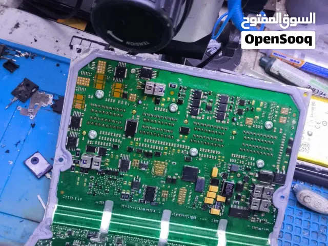 متخصصون في كهرباء السيارات وبرمجة كمبيوترات السيارات الحديثة