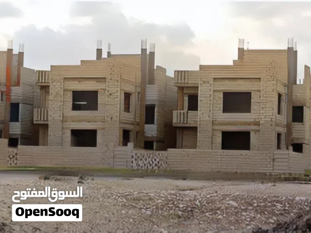فرصه لسكن و الاستثمار منطقة العريش – عدن: 3 فِلَل عظم بمساحات ممتازة وموقع هادئ دورين دوبلكس