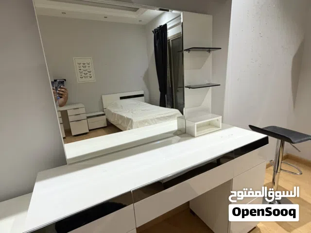 White Bedroom Furniture with Queen Bed