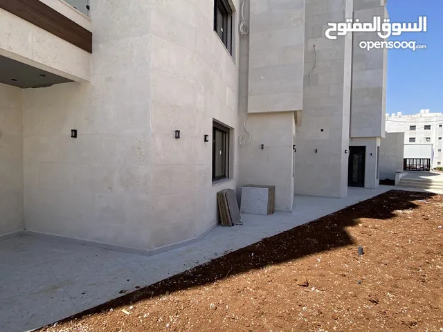 شقة فاخرة شبة ارضي 250 متر داخلي و 200 خارجي اعلى من مستوى الشارع في النخيل 4 غرف نوم 2 ماستر مميز