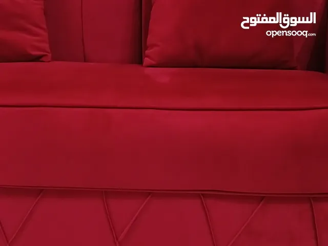 اثاث غرفة نوم باللون الأحمر الكلاسيكي, كامل بسعر جيد. A whole bedroom for two set in a classic red.