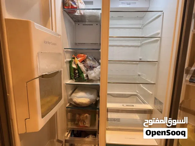تلاجه مع فريزر مستعمله استعمال خفيف جدا يعتبر انها جديده اسم نوع شركه التلاجه هي Midea للتواصل على ا