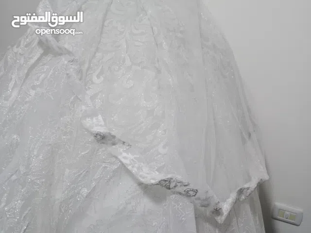 فستان عروس أبيض مع جاكيت و طرحة ,نفشة واسعة,الجيبونة متوفرة مع الفستان,مشكوك خزر,كم ثلاث ارباع