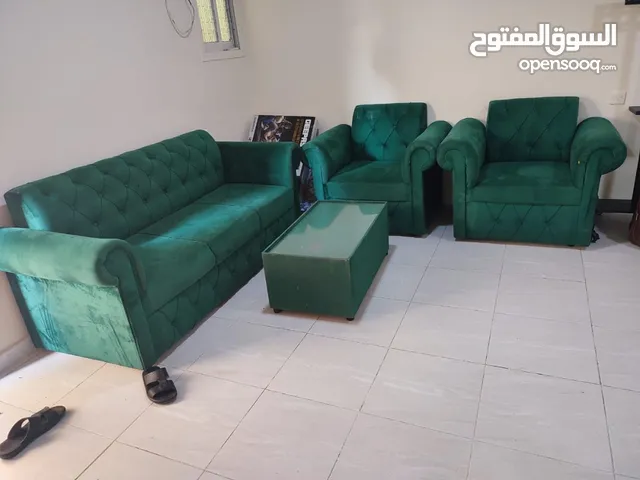 للبيع عدد 1 كنب و2 كرسي و1 طاولة بحالة جيدة وسعر ممتاز فقط 300درهم
