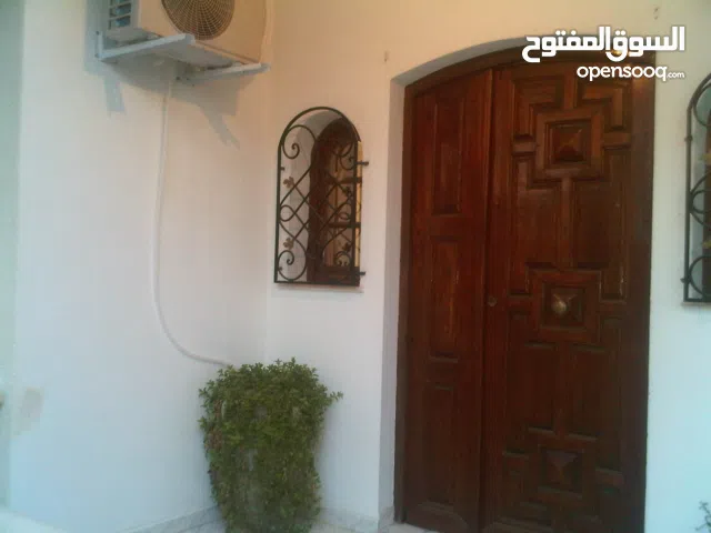 منزل أرضي واسع، نظيف و مفروش للإيجار في العوينة