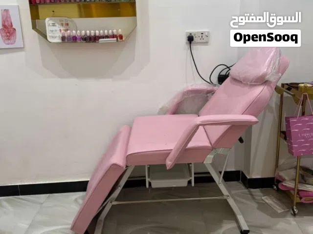 كرسي رموش او كافة الاستخدامات مع ميز اكرلك وكراسي