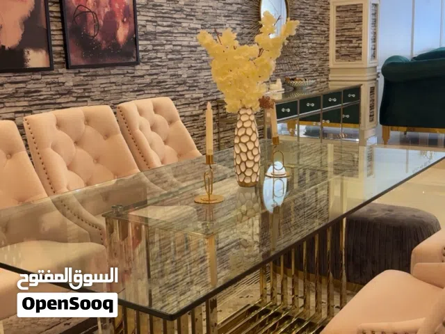 طاولة طعام مع بوفيه ولوحات جداريه