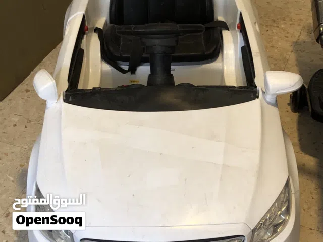 سيارة ودراجة كهربائية