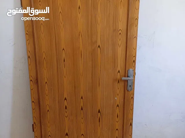 باب خشب تفصيل بحال الوكاله للبيع تم تفصيله قبل سنه وثقيل متر في متر و90