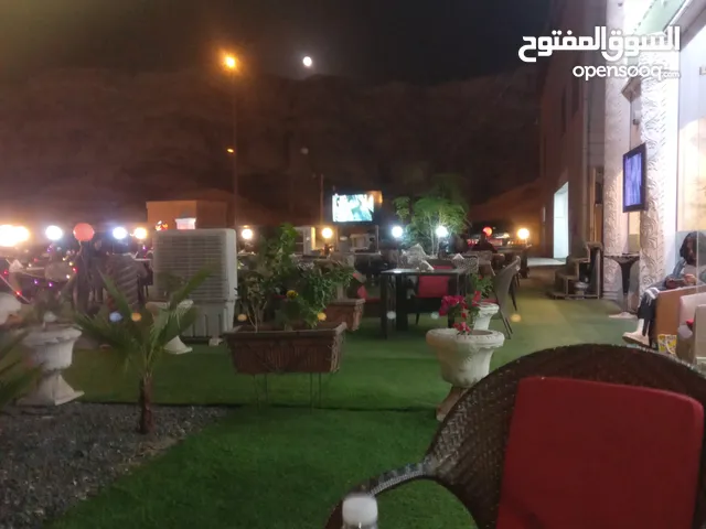 محل للبيع يصلح مطعم أو مخزن او محل لتصدير الخضار والفواكه