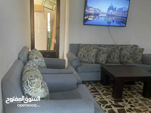 طقم كنب 7 مقاعد متحركة قماش قابل للفك والغسيل اسفنج دانلوب بحالة ممتازة مع طقم طاولات